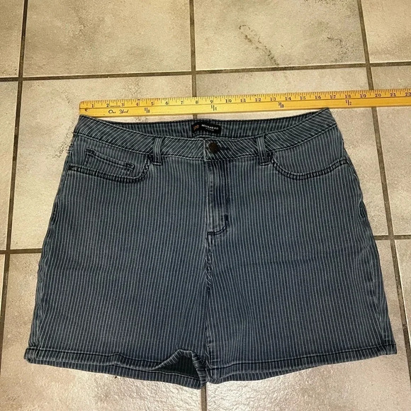 Lee regular fit mid rise shorts - Picture 1 of 7